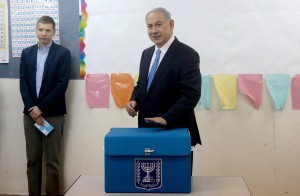 Jerusalén. El primer ministro israelí, Benjamin Netanyahu (d), deposita su voto en un centro de votación, durante las elecciones parlamentarias.