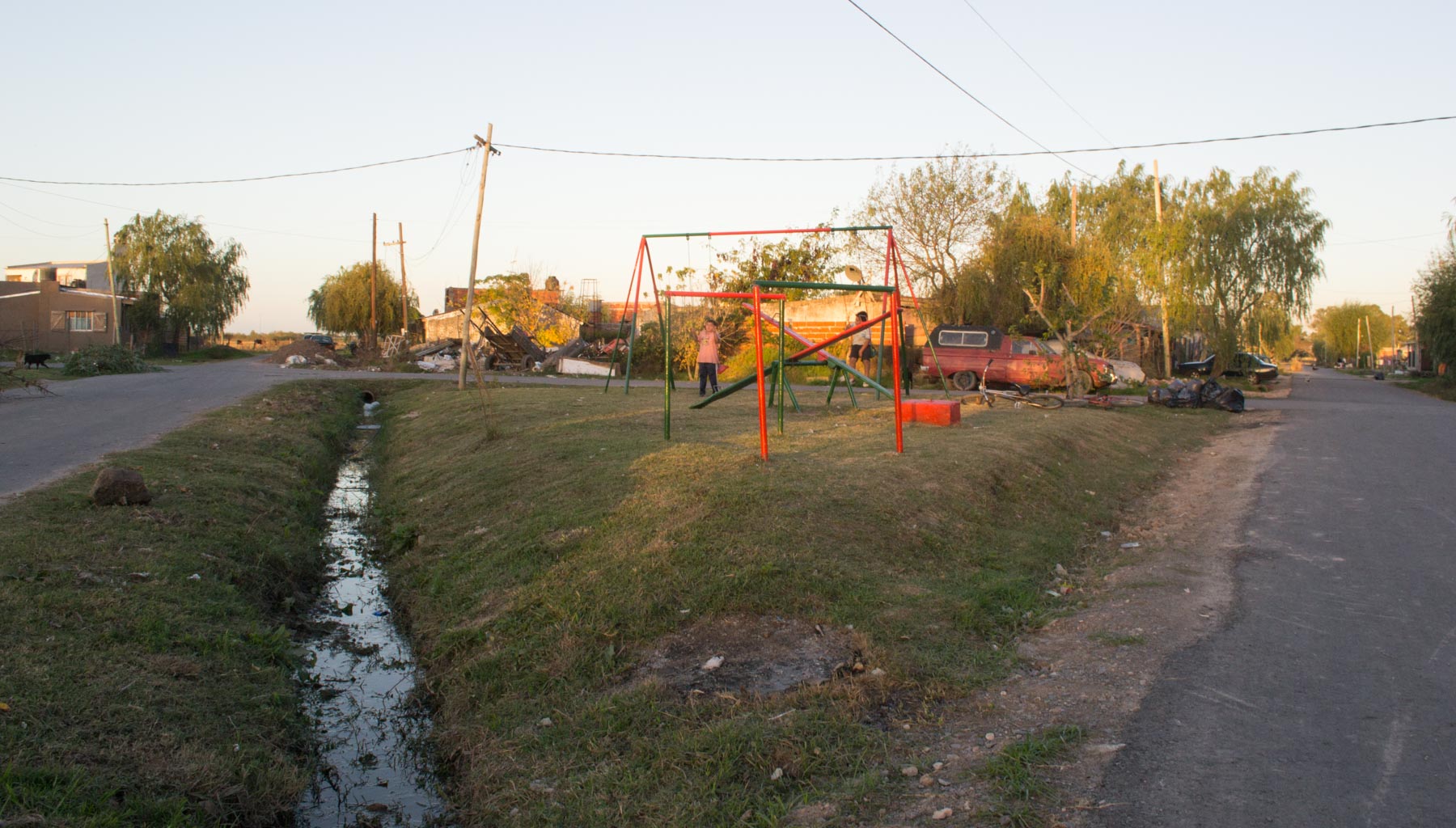 El agua en 3 de cada 4 casas del barrio Savoia, en City Bell, está contaminada. (Foto Alejandro Palladino)