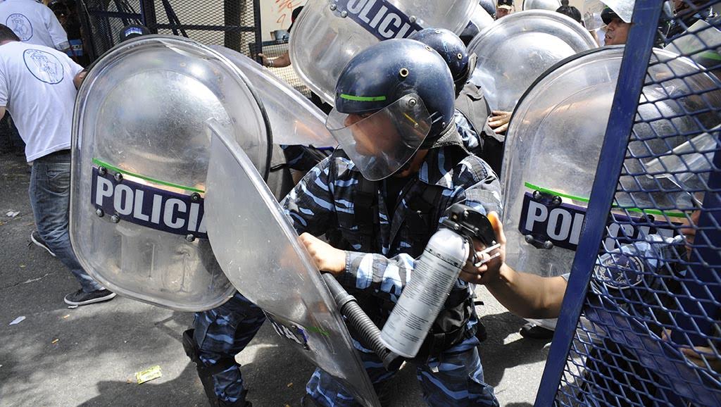 Protocolo de Vidal: La Policía bonaerense arrojó gas pimienta y disparó balas de goma. 