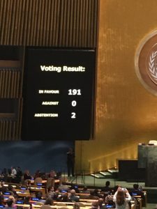 la pantalla de la Organización de Naciones Unidas después de la votación sobre el bloqueo a Cuba. 