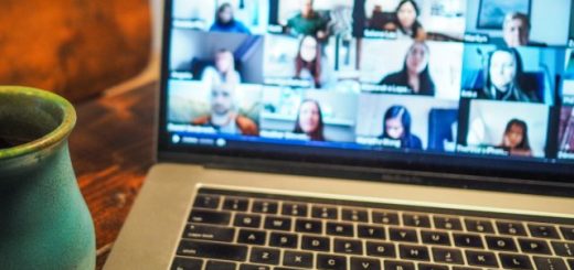 notbook encendida con una imagen de una reunión online en su pantalla