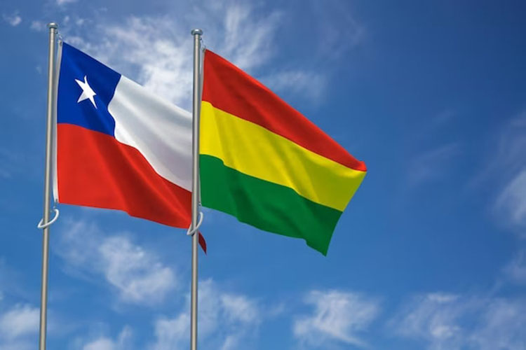 banderas de chile y bolivia sobre fondo de cielo azul
