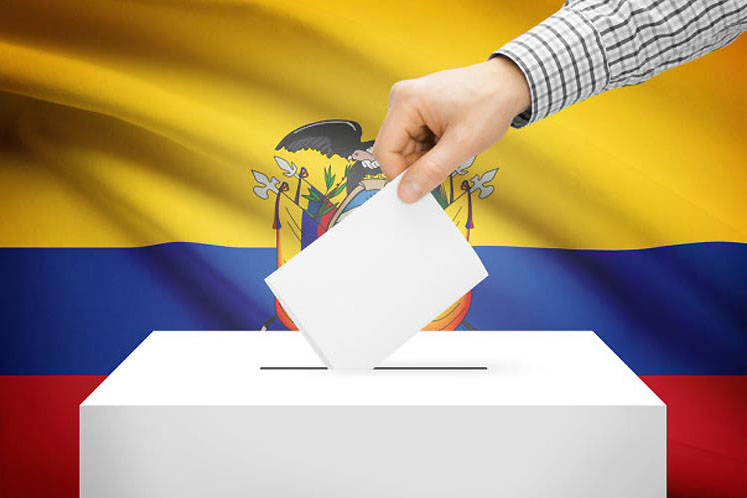 urna electoral con la bandera de ecuador detrás