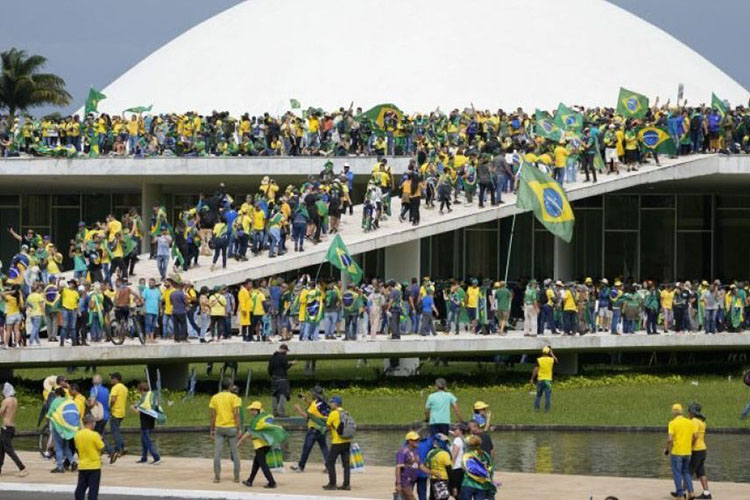 multitud de seguidores de bolsonaron toman los edificios en brasilia