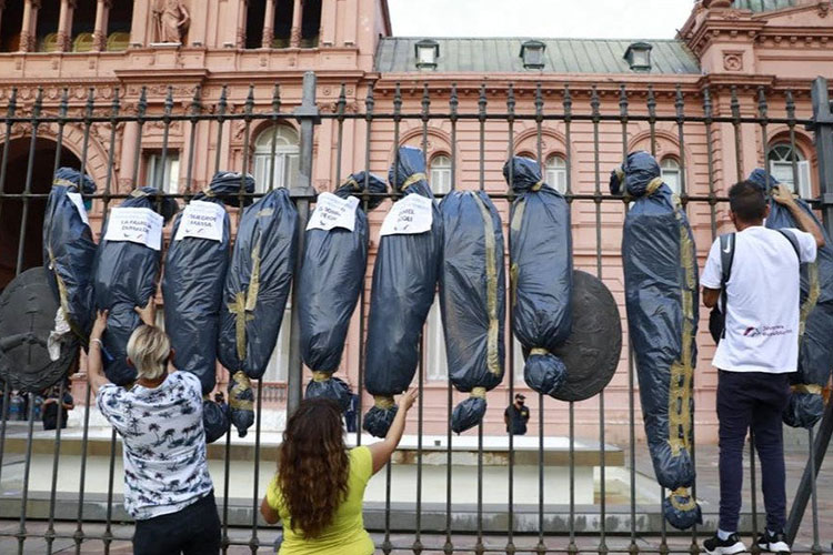 argentina: la ultraderecha colgo bolsas mortuorias en las rejas de casa rosada