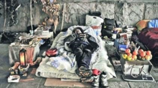 “La calle. Un desempleado y sin
techo español duerme bajo un puente en pamplona. El nivel de desocupación en
España afecta a más de 5 millones”