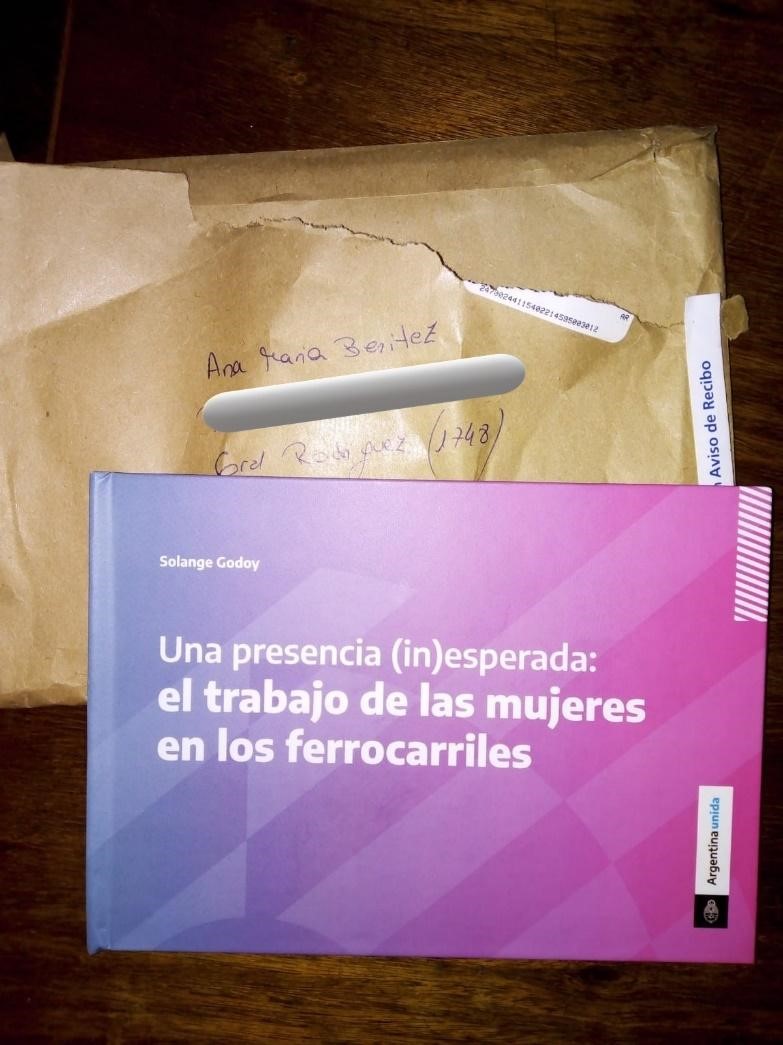 Paquete del
correo con el libro recibido en el domicilio de Ana María Benítez