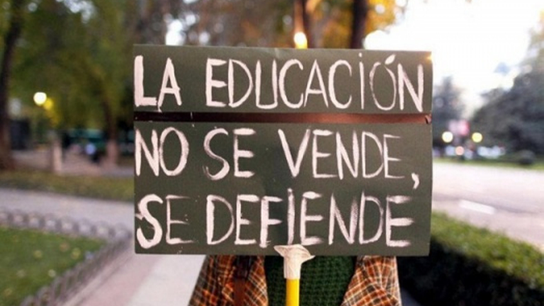Cartel "La Educación no se vende, se defiende"