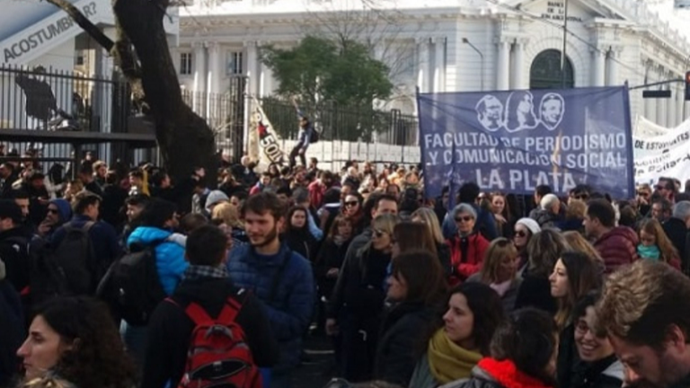 Una multitud movilizada en defensa de la Universidad Pública