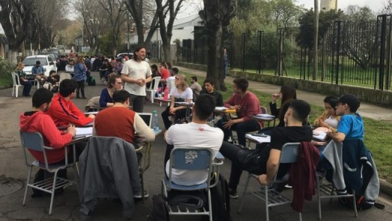 clase pública frente a la Facultad