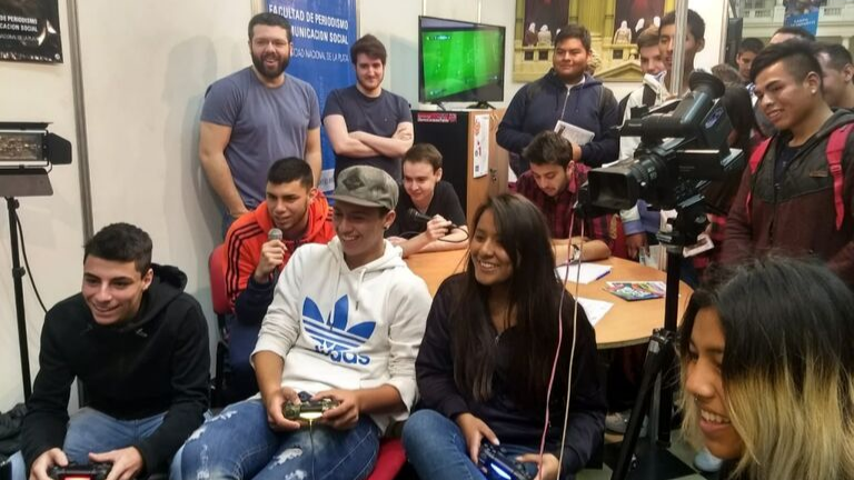 Jóvenes participando del stand de Periodismo en la Expo Universidad