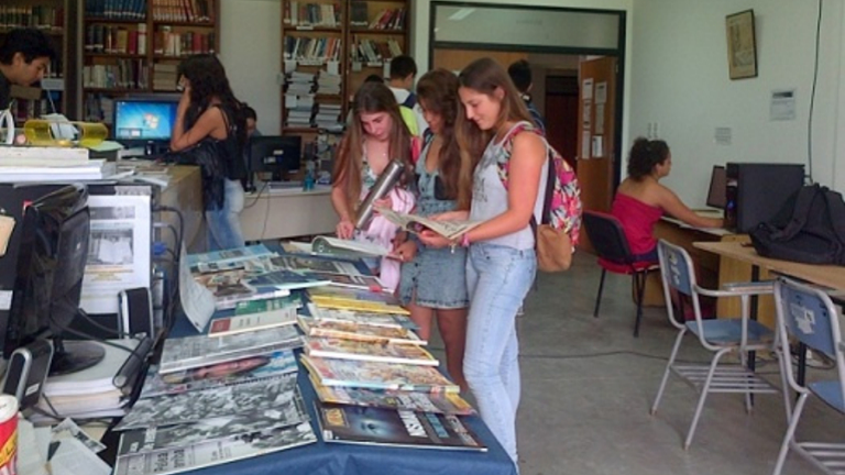 Estudiantes consultando libros de la Biblioteca de Periodismo
