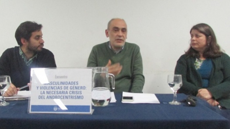 Néstor Artiñano junto al vicedecano de Periodismo Pablo Bilyk y la secretaria de Género Flavia Delmas