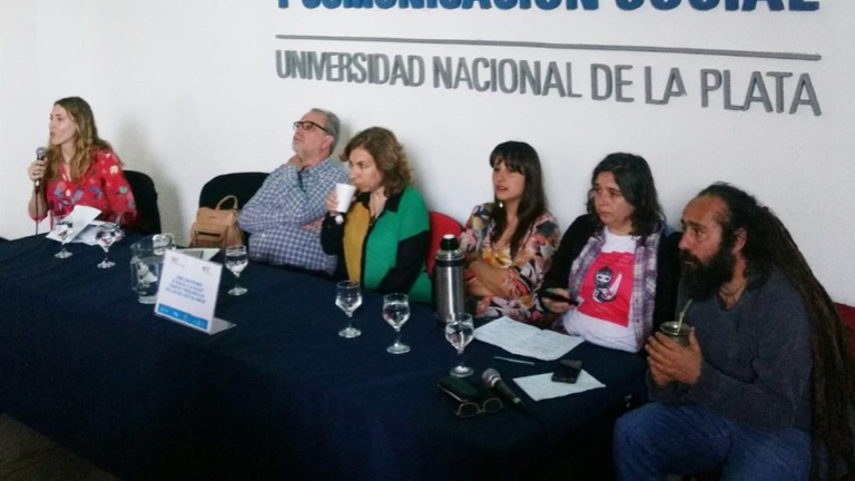 Rubén Pascolini, Soledad del Cueto, María Cristina Cravino, Viviana Pereyra, Ana Amelia Negrete, y Sebastián Cuccia al frente del panel