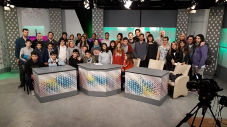 Los estudiantes en el estudio de televisión de TVU