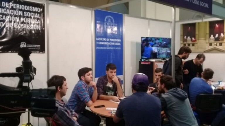 Se desarrolla una charla abierta en el stand de periodismo.