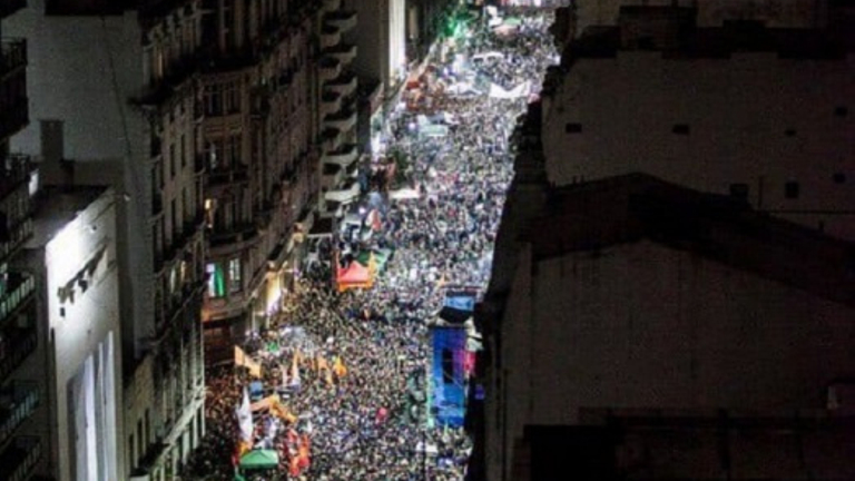 Multitud en la ciudad de Buenos Aires esperando la resolución de la Cámara de Diputados