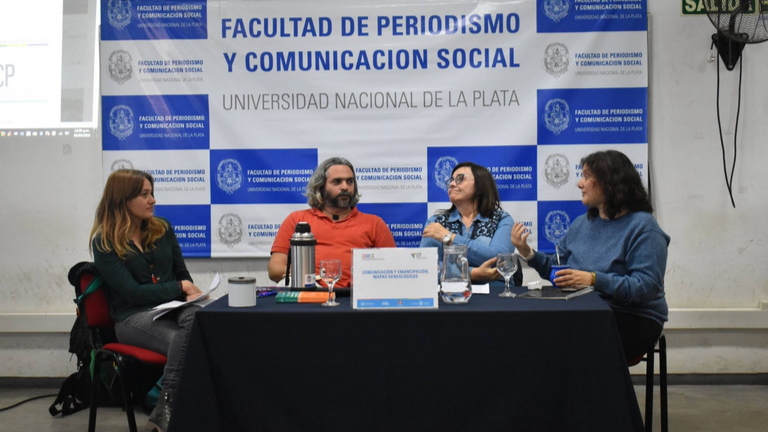 El panel compuesto por Liliana Lizondo, Diego Jaimes, Natalia Vinelli y Claudia Villamayor