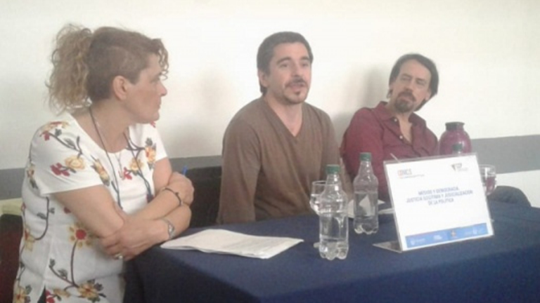 Elisa Ghea, Rodolfo Gómez y Julián Rebón en la charla