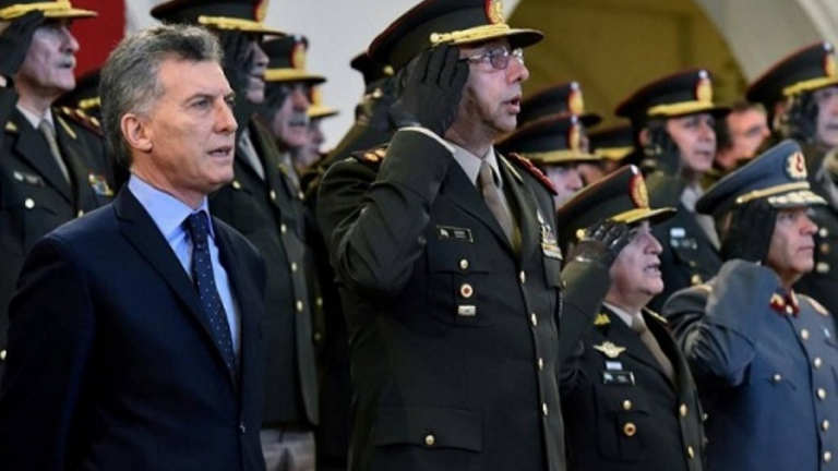 Macri y las fuerzas armadas en un acto