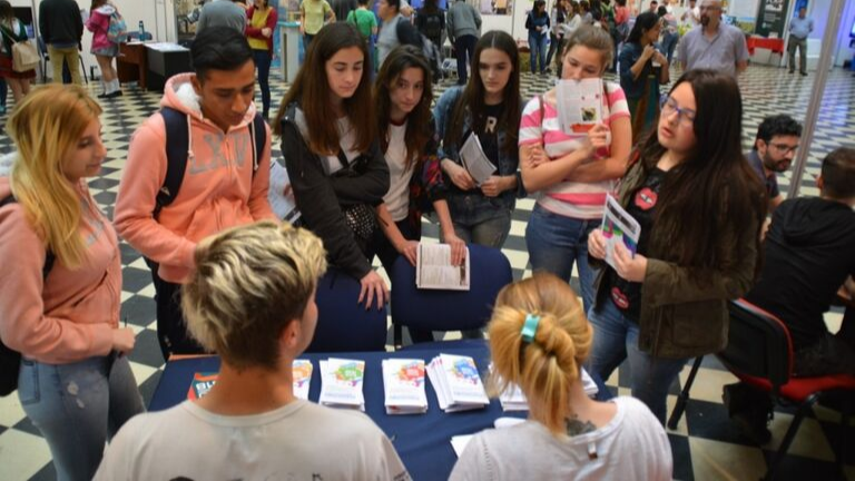 Propuestas del stand de Periodismo en la Expo Universidad