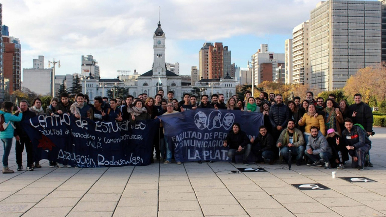 Periodismo en Plaza Moreno tras la pintada de los pañuelos