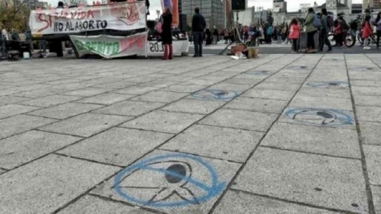 Pañuelos tachados en Plaza Moreno