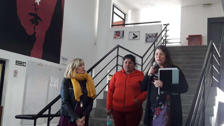 La decana Andrea Varela, Marta Ramallo y la secretaria de Género Flavia Delmas presentan la muestra