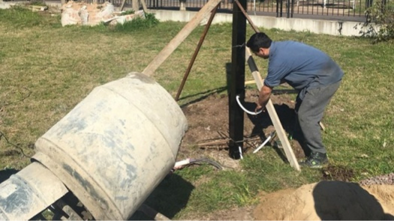 Instalación de las nuevas luminarias en el acceso a la Facultad