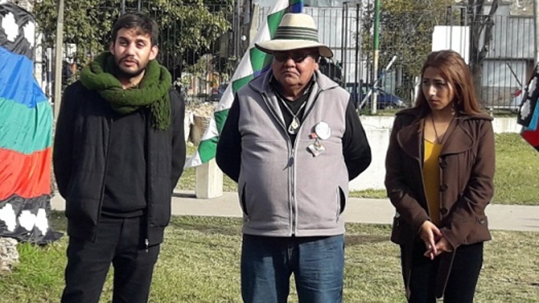 El vicedecano Pablo Bilyk, Jorge Nacho del Pueblo Aymara y Zulema Enríquez, responsable de la Dirección de Pueblos Originarios de la Secretaría de Derechos Humanos de esta Facultad