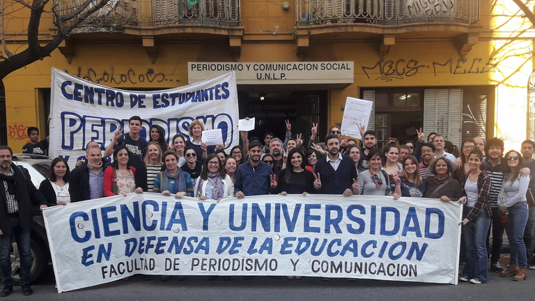 Referentes de distintas áreas de la Facultad en la clase pública en defensa de la educación