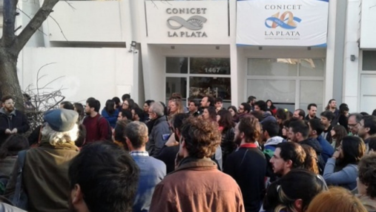 Una multitud acompaño al Conicet en un abrazo simbólico