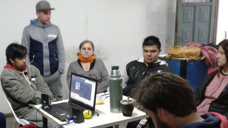 Los/as jovenes en el Taller de Producción Radiofónica