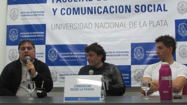 El jefe de prensa del club Estudiantes de La Plata Diego Raimundo y el del club Gimnasia y Esgrima La Plata Luis Rivera junto al docente Nicolás Chávez