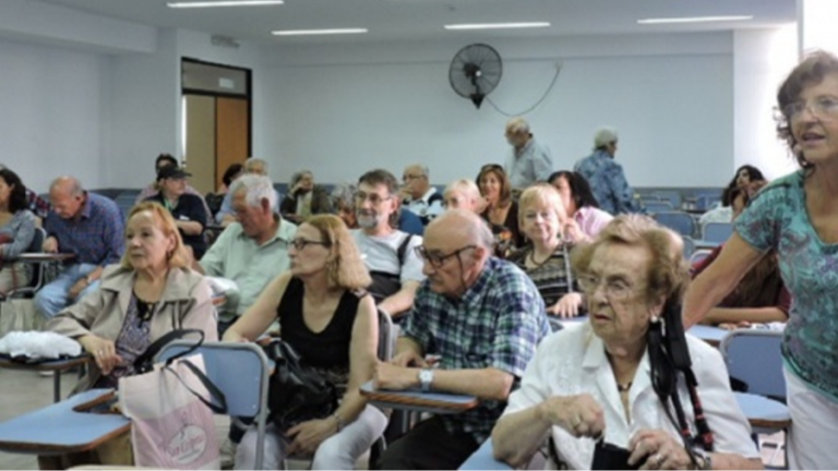 Un grupo de personas mayores en los cursos dictados por la Facultad