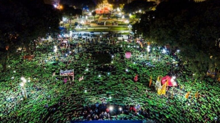 Multitudinaria marcha en el Día de Lucha por la Despenalización y Legalización del Aborto en América Latina