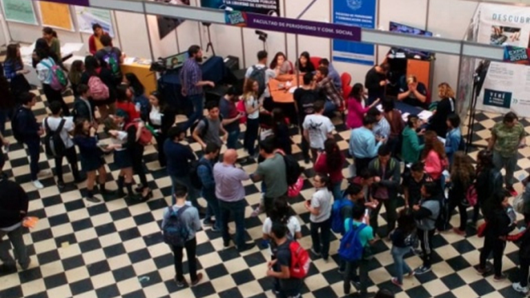 Jóvenes acercándose al stand de Periodismo