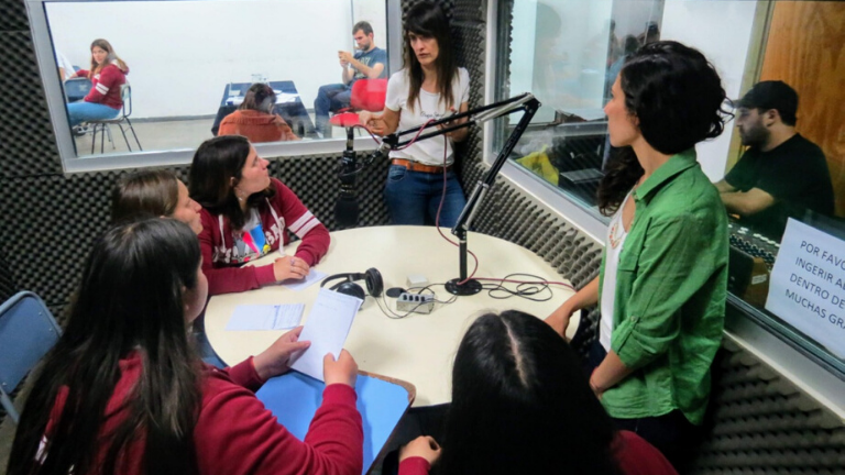 los estudiantes en el estudio de radio