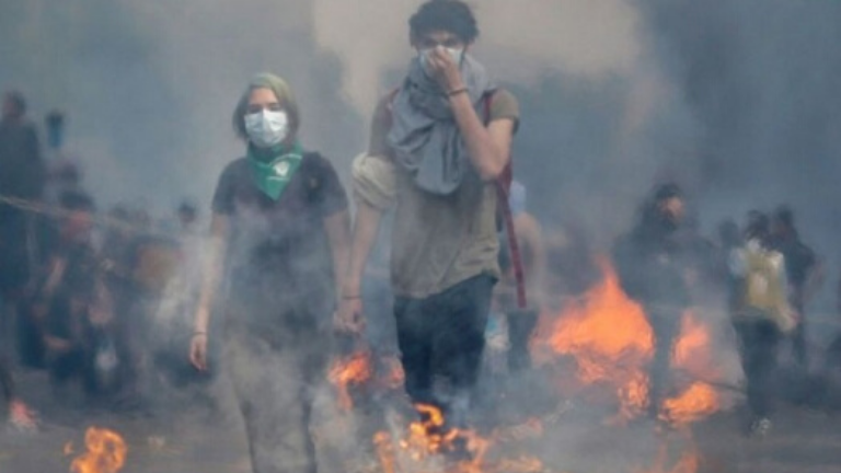 Jóvenes chilenos durante una manifestación