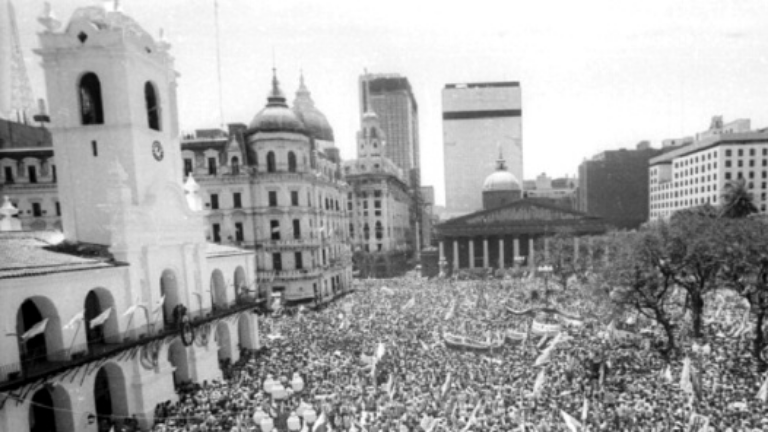 Una multitud en Plaza de Mayo frente al Cabildo