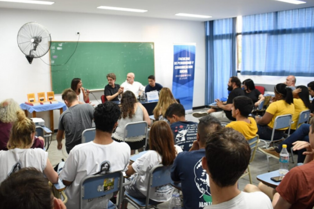 El encuentro contó con la participación de Ayelén Sidun y de dos de los autores de la publicación, Sebastián Fernández y Sergio Marino.