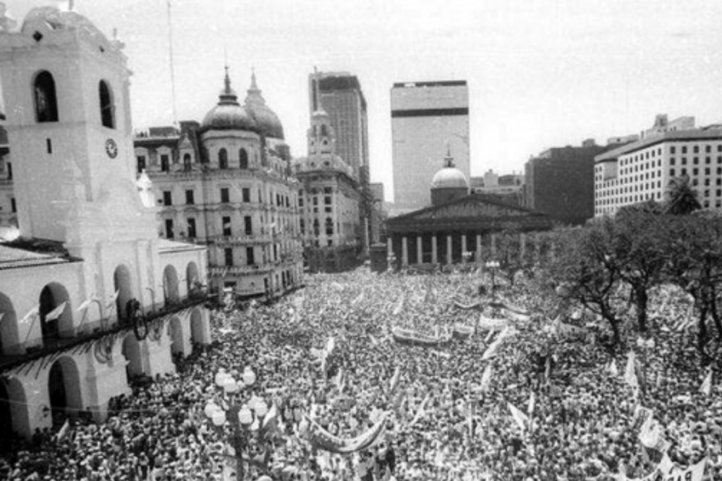 El 10 de diciembre de 1983 simboliza entonces el retorno de la democracia. Multitud frente al Cabildo