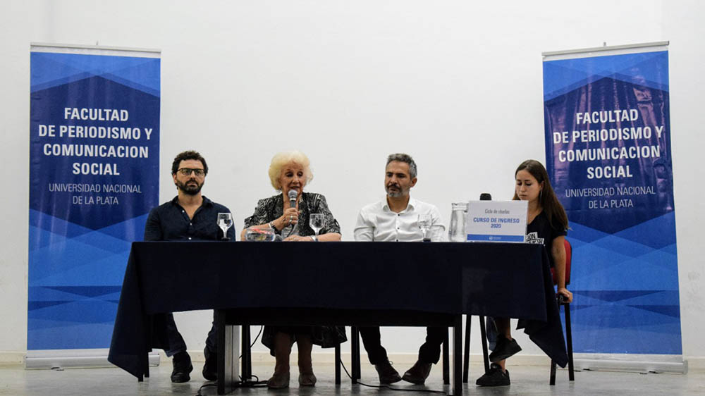 Foto del panel en el que participaron Estela de Carlotto, Matias Moreno, Leonardo Fosatti y la presidenta del centro de estudiantes Sifia de Benedetto