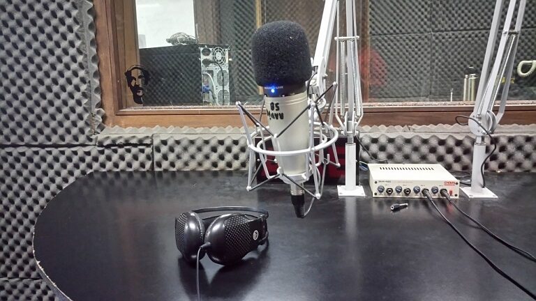 Imagen de un micrófono en estudios de radio