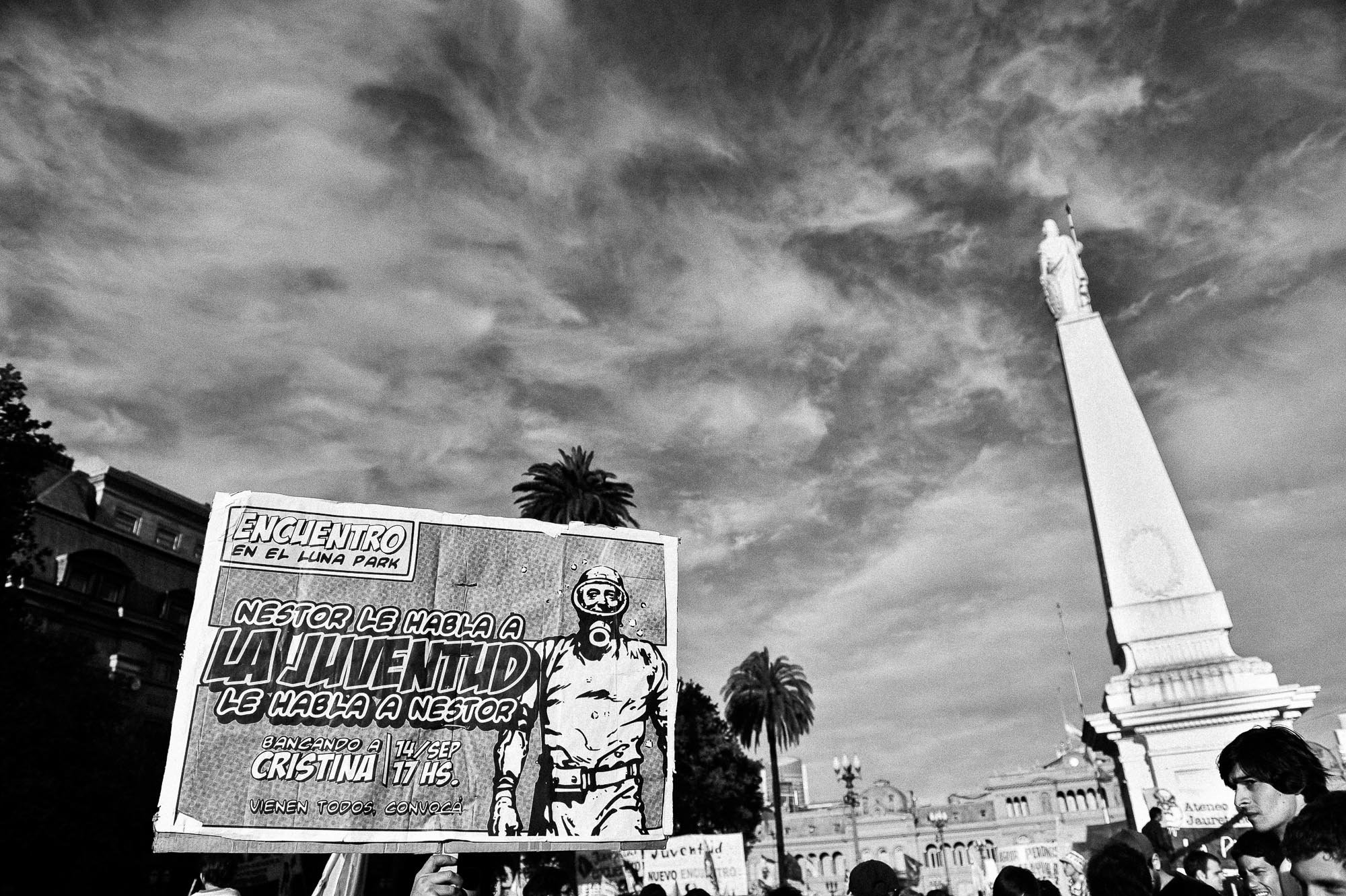 cartel con la leyenda nestor le habla a la juventud y el dibujo del eternauta en plaza de mayo