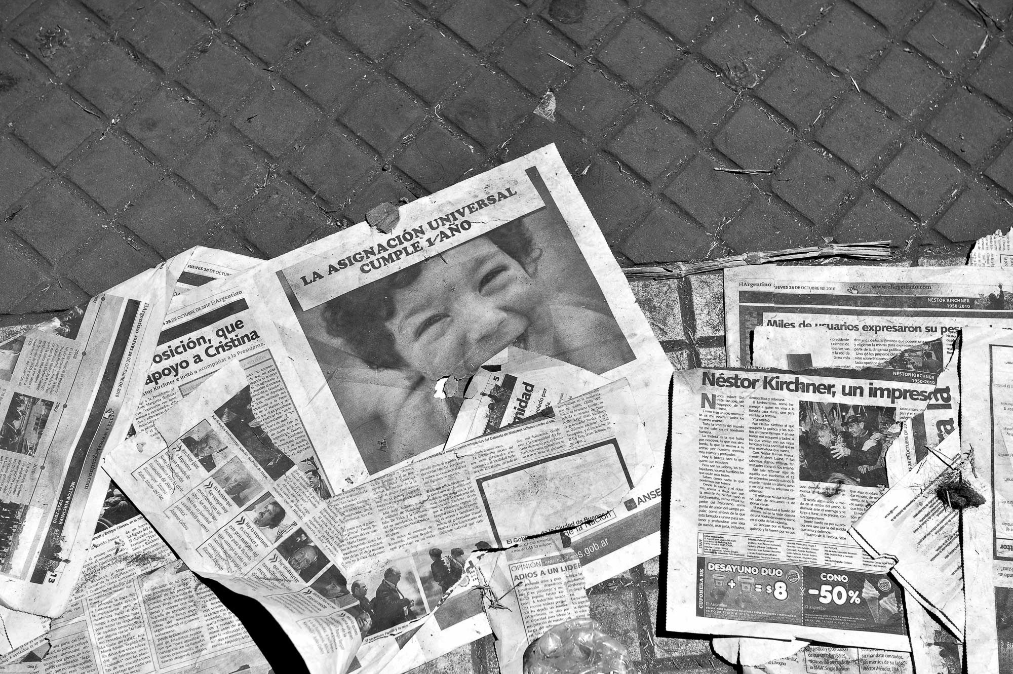 varios recortes de diario tirados en la calle ofrecen noticias sobre nestor kirchner