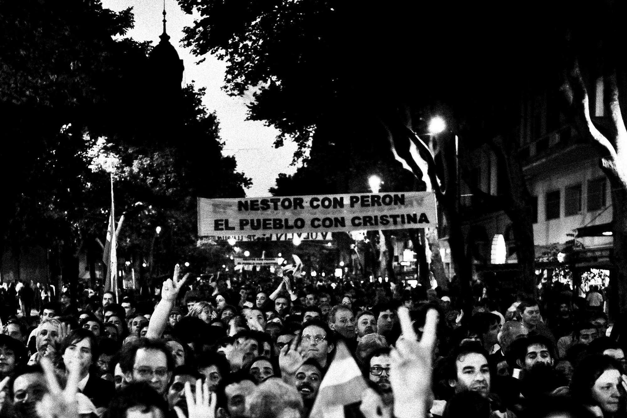 Avenida de Mayo colmada de gente y una bandera con la leyenda nestor con peron y el pueblo con cristina