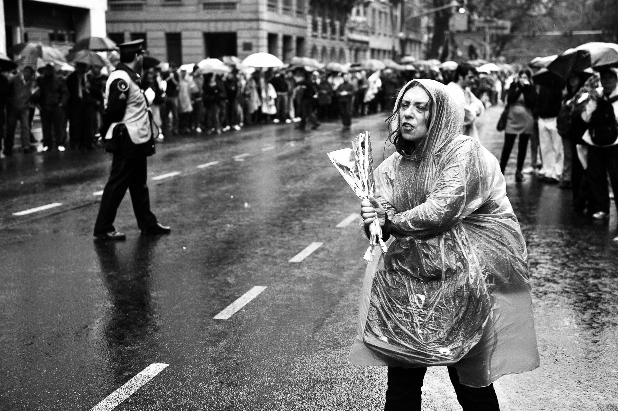 mujer bajo la lluvia con un ramo de flores