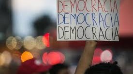 Cartel con la palabra democracia