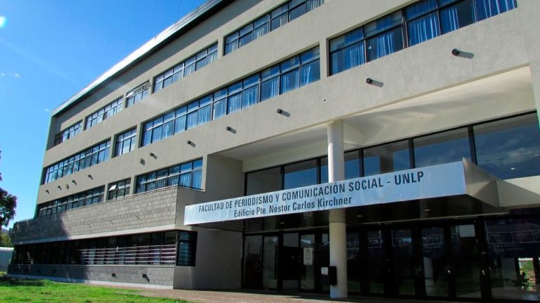 frente del edificio de la Facultad de Periodismo y Comunicación Social